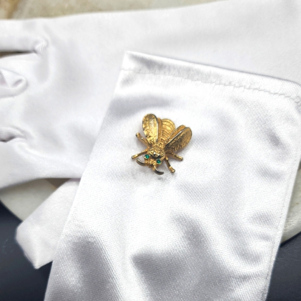 Vintage Goldtone Bee Brooch, green eyes.
